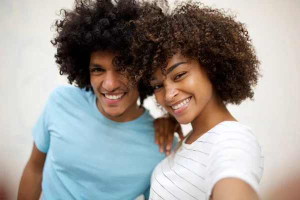 Primer Plano Retrato Feliz Pareja Afroamericana Tomando Selfie Por Fondo — Foto de Stock