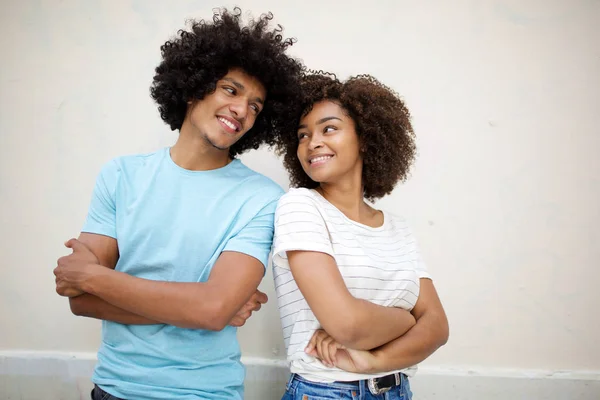 Portret Van Lachend Afrikaans Amerikaans Paar Tegen Witte Achtergrond Met — Stockfoto