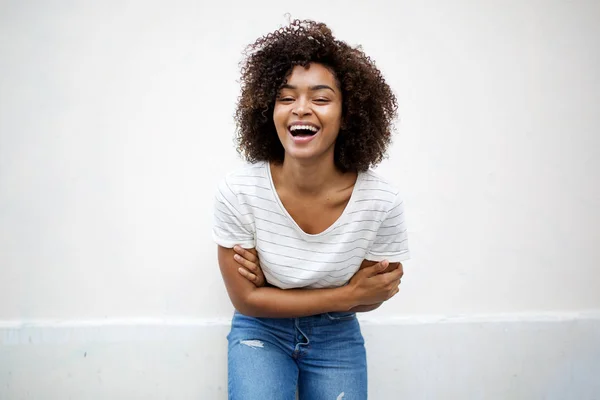 Portret Van Een Gelukkige Jonge Afrikaanse Vrouw Lachend Met Armen — Stockfoto
