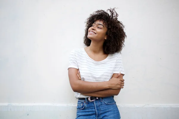 Porträtt Glad Ung Afrikansk Amerikansk Kvinna Ler Med Armarna Korsade — Stockfoto
