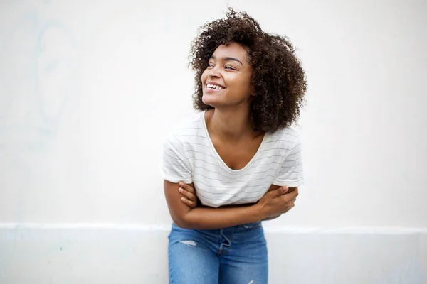 Portrét Šťastný Mladý Africký Američan Žena Usmívá Rukama Zkříženýma Bílém — Stock fotografie