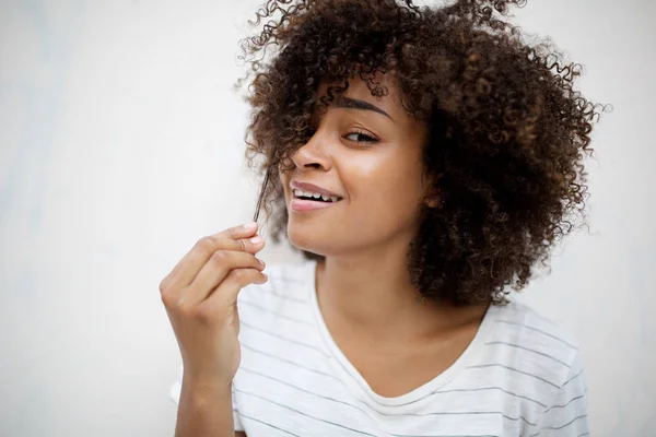 Portrét Usmívající Mladé Africké Americké Ženy Tahající Vlasy — Stock fotografie