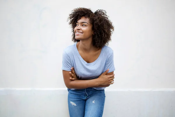 幸せな若いアフリカ系アメリカ人女性の肖像画腕を組んで笑顔と白の背景によって離れて見て — ストック写真