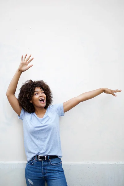 Retrato Jovem Mulher Afro Americana Alegre Rindo Com Braços Levantados — Fotografia de Stock