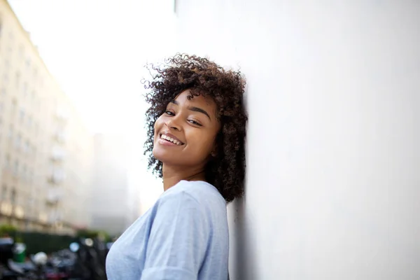 Primer Plano Retrato Hermosa Sonriente Joven Afroamericana Mujer Apoyada Contra —  Fotos de Stock