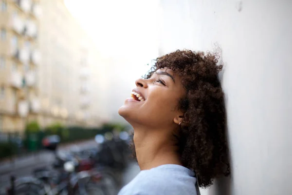 Cerca Retrato Lateral Hermosa Sonriente Joven Afroamericana Mujer Apoyada Contra — Foto de Stock