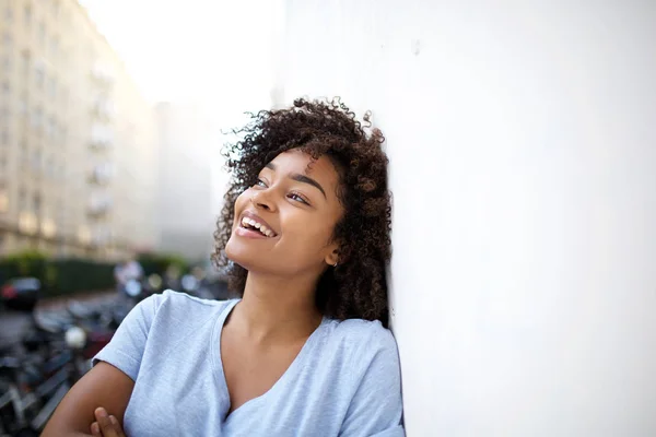 Retrato Una Joven Afroamericana Sonriente Apoyada Pared Mirando Hacia Otro — Foto de Stock