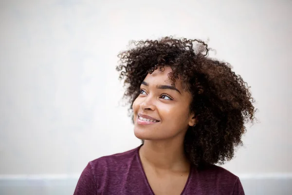 Retrato Horizontal Cerrado Una Joven Afroamericana Sonriente Mirando Hacia Otro — Foto de Stock