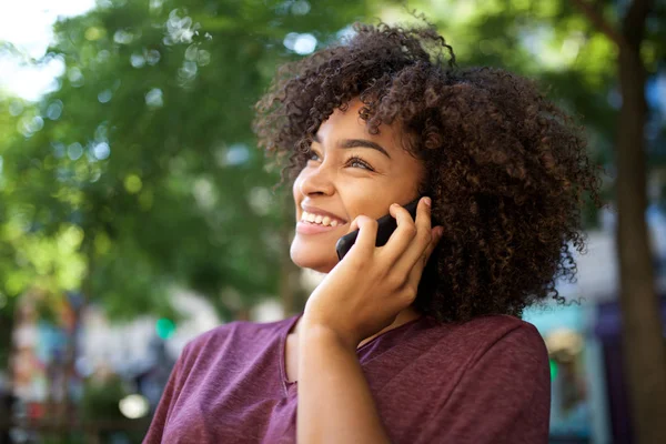 Close Retrato Sorrir Jovem Afro Americana Falando Com Celular Livre — Fotografia de Stock