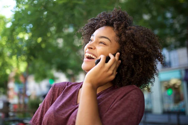 Portret Jong Lachen Afrikaans Amerikaanse Vrouw Praten Met Mobiele Telefoon — Stockfoto