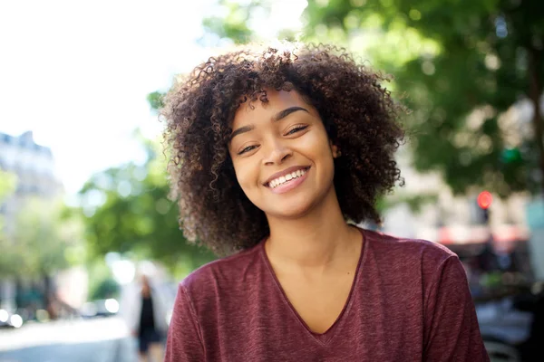 Närbild Porträtt Leende Afrikansk Amerikansk Flicka Med Lockigt Hår — Stockfoto