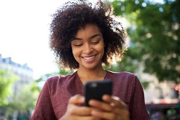 Close Portret Van Glimlachende Jonge Afrikaanse Vrouw Kijken Naar Mobiele — Stockfoto