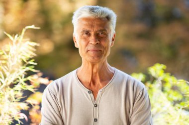 Ön portreyi kapat yakışıklı yaşlı adam. 