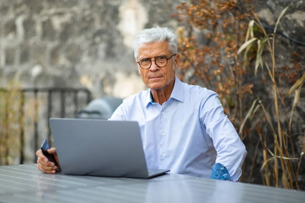Portret Biznesmena Siedzącego Zewnątrz Laptopem — Zdjęcie stockowe