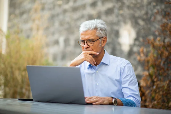 Ritratto Uomo Affari Seduto Fuori Lavorare Con Computer Portatile — Foto Stock