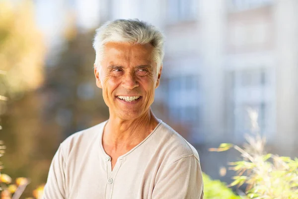 Kapalı Portre Yakışıklı Yaşlı Adam Dışarıda Gülümsüyor — Stok fotoğraf
