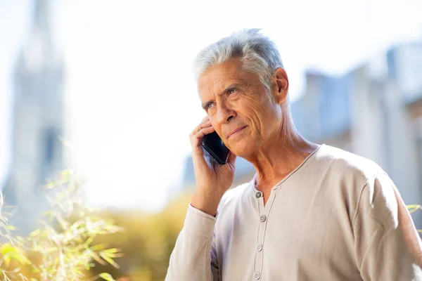 Chiudi Ritratto Bell Uomo Anziano Che Parla Con Cellulare Fuori — Foto Stock