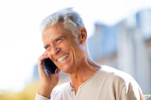 Close Portret Szczęśliwy Starszy Człowiek Rozmawia Komórki Zewnątrz — Zdjęcie stockowe