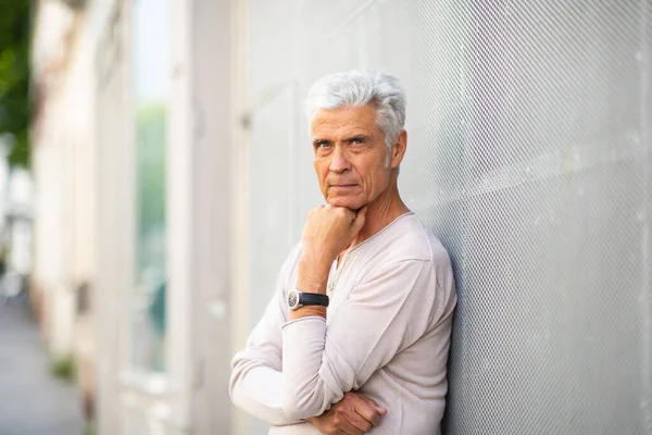 Duvara Yaslanmış Mutlu Bir Yaşlı Adam Portresi — Stok fotoğraf