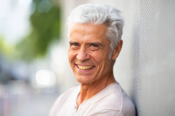 Close Boczny Portret Przystojny Starszy Mężczyzna Uśmiecha Się Zewnątrz — Zdjęcie stockowe