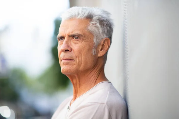 Close Boczny Portret Poważny Starszy Mężczyzna Odwraca Wzrok Zewnątrz — Zdjęcie stockowe
