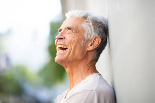 Close Portret Szczęśliwy Starszy Mężczyzna Opierając Się Ścianę Śmiejąc — Zdjęcie stockowe