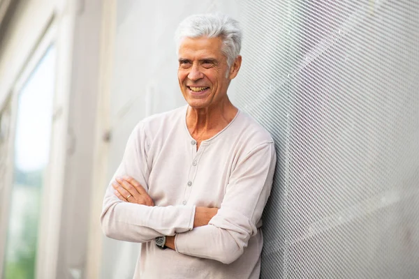 Retrato Feliz Hombre Mayor Apoyado Contra Pared Wirth Brazos Cruzados —  Fotos de Stock