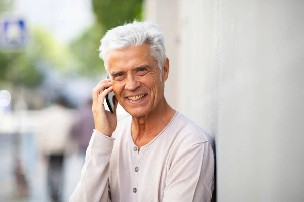 Primer Plano Retrato Guapo Hombre Mayor Hablando Con Teléfono Fuera — Foto de Stock