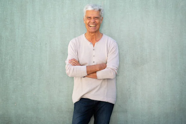 Porträt Glücklicher Älterer Mann Lacht Mit Von Grüner Wand Verschränkten — Stockfoto