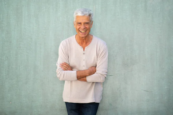 Porträt Eines Lachenden Älteren Mannes Mit Von Einer Grünen Wand — Stockfoto