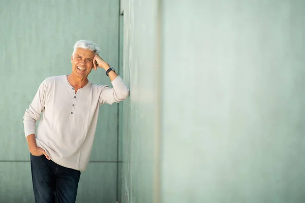 Porträt Schöner Älterer Mann Lehnt Grüne Wand Und Lächelt — Stockfoto