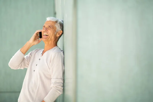 Oldal Portré Boldog Idősebb Férfi Támaszkodik Falnak Beszél Mobiltelefonnal — Stock Fotó