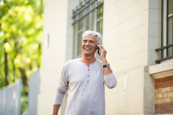 Cep Telefonuyla Konuşan Yakışıklı Bir Portre — Stok fotoğraf