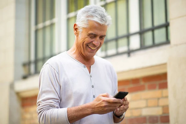 Portré Boldog Idősebb Férfi Nézi Mobiltelefon Városban — Stock Fotó