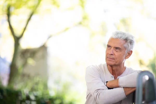 Retrato Guapo Anciano Sentado Banco Del Parque Mirando Hacia Otro — Foto de Stock