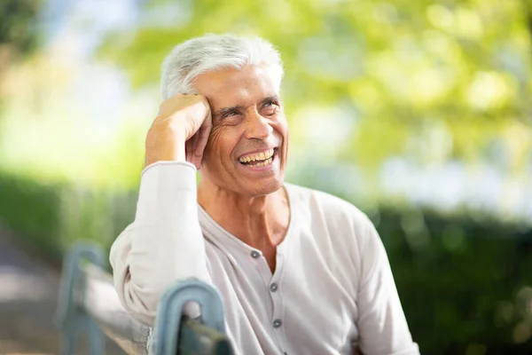 Cerca Retrato Guapo Hombre Mayor Sentado Banco Del Parque Sonriendo — Foto de Stock