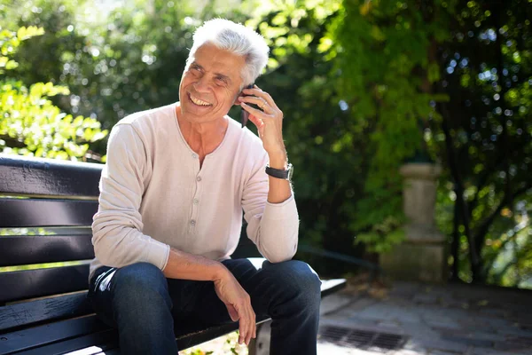 Portré Mosolygós Idősebb Férfi Parkban Pad Beszél Mobiltelefonnal — Stock Fotó