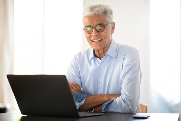 Portrait Older Businessman Smiling Laptop — Stock Photo, Image