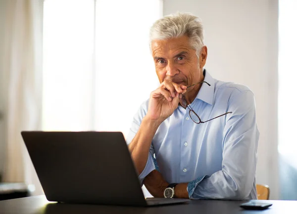 Portrait Older Businessman Sitting Table Laptop — Stock Photo, Image