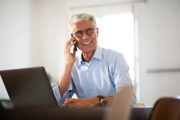 Ofiste Dizüstü Bilgisayarla Oturan Cep Telefonuyla Konuşan Mutlu Adamı Portresini — Stok fotoğraf