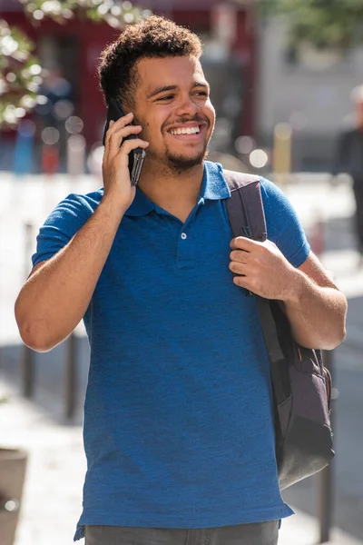 Portrét Usmívajícího Mladého Afrického Američana Jak Jde Mluví Mobilem Taškou — Stock fotografie