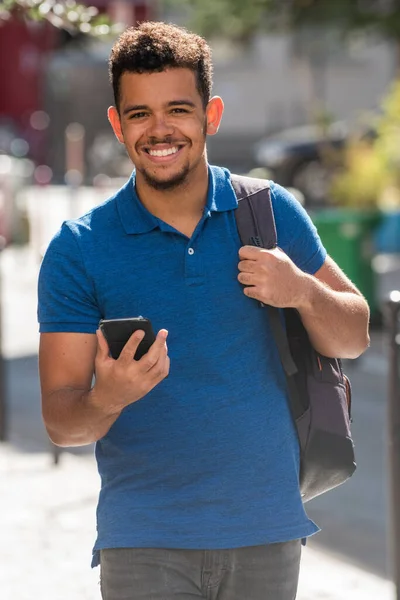 Portret Szczęśliwego Młodego Afroamerykanina Spacerującego Telefonem Komórkowym Torbą — Zdjęcie stockowe