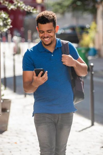 Retrato Del Joven Afroamericano Sonriente Caminando Con Teléfono Celular Bolso — Foto de Stock