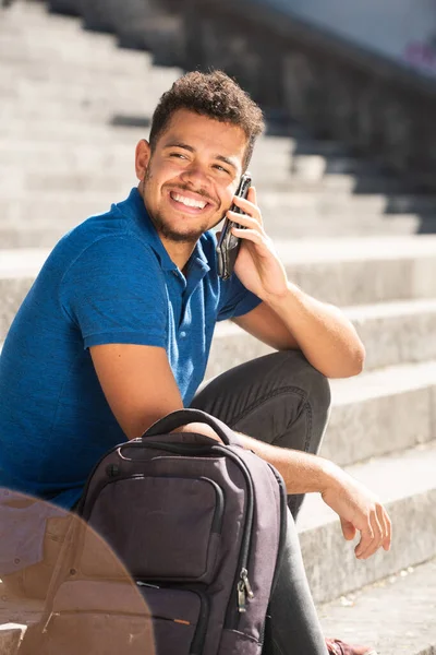 Ritratto Giovane Uomo Afroamericano Felice Seduto Gradini Fuori Parlare Con — Foto Stock