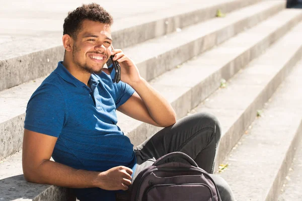 Retrato Cerca Joven Afroamericano Sonriente Sentado Afuera Los Escalones Hablando —  Fotos de Stock