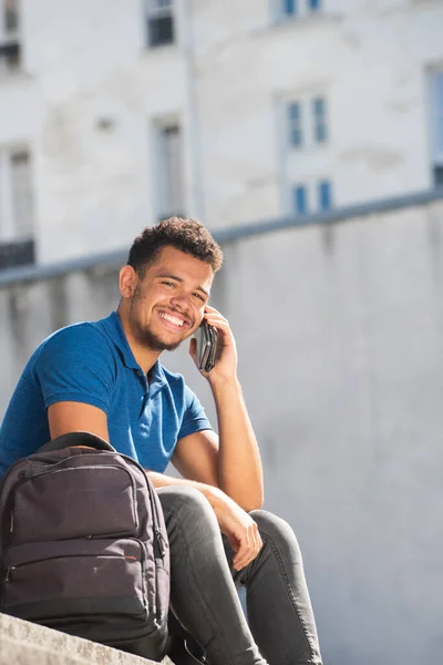 Sidoporträtt Glad Ung Blandras Man Sitter Trappan Talar Med Mobiltelefon — Stockfoto