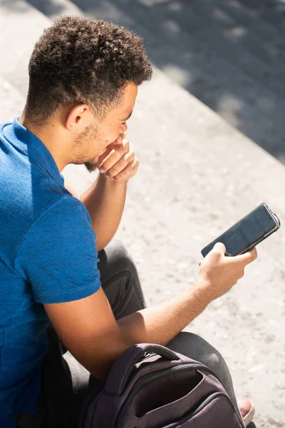 Портрет Молодого Африканского Американца Сидящего Ступеньках Смотрящего Мобильный Телефон — стоковое фото