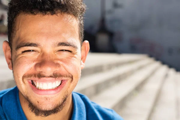 Zavřít Přední Portrét Pohledné Mladé Smíšené Rasy Muž Usmívá — Stock fotografie