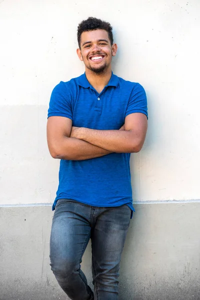 Retrato Frontal Jovem Afro Americano Sorridente Encostado Parede Branca Com — Fotografia de Stock