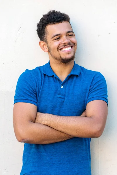 Retrato Joven Hombre Raza Mixta Sonriente Apoyado Una Pared Blanca — Foto de Stock